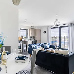 Modern With Free Parking Near Heathrow Apartment