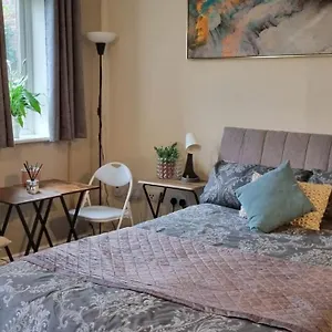 Spacious In West Molesey, Kt8 Apartment