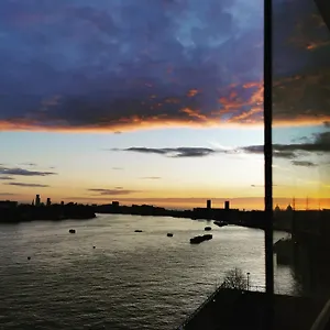 In Flat With Stunning Thames River View Homestay